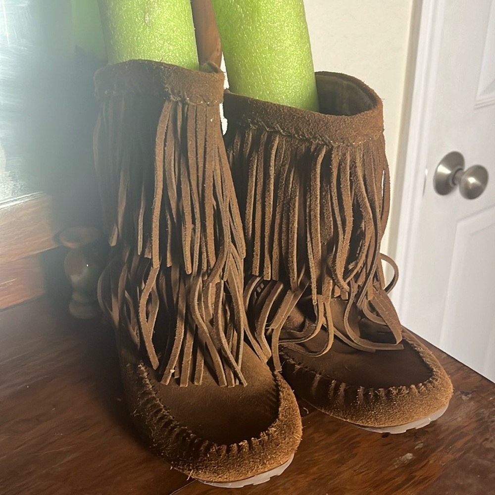 Minnetonka size 8 fringe ankle slip on boots